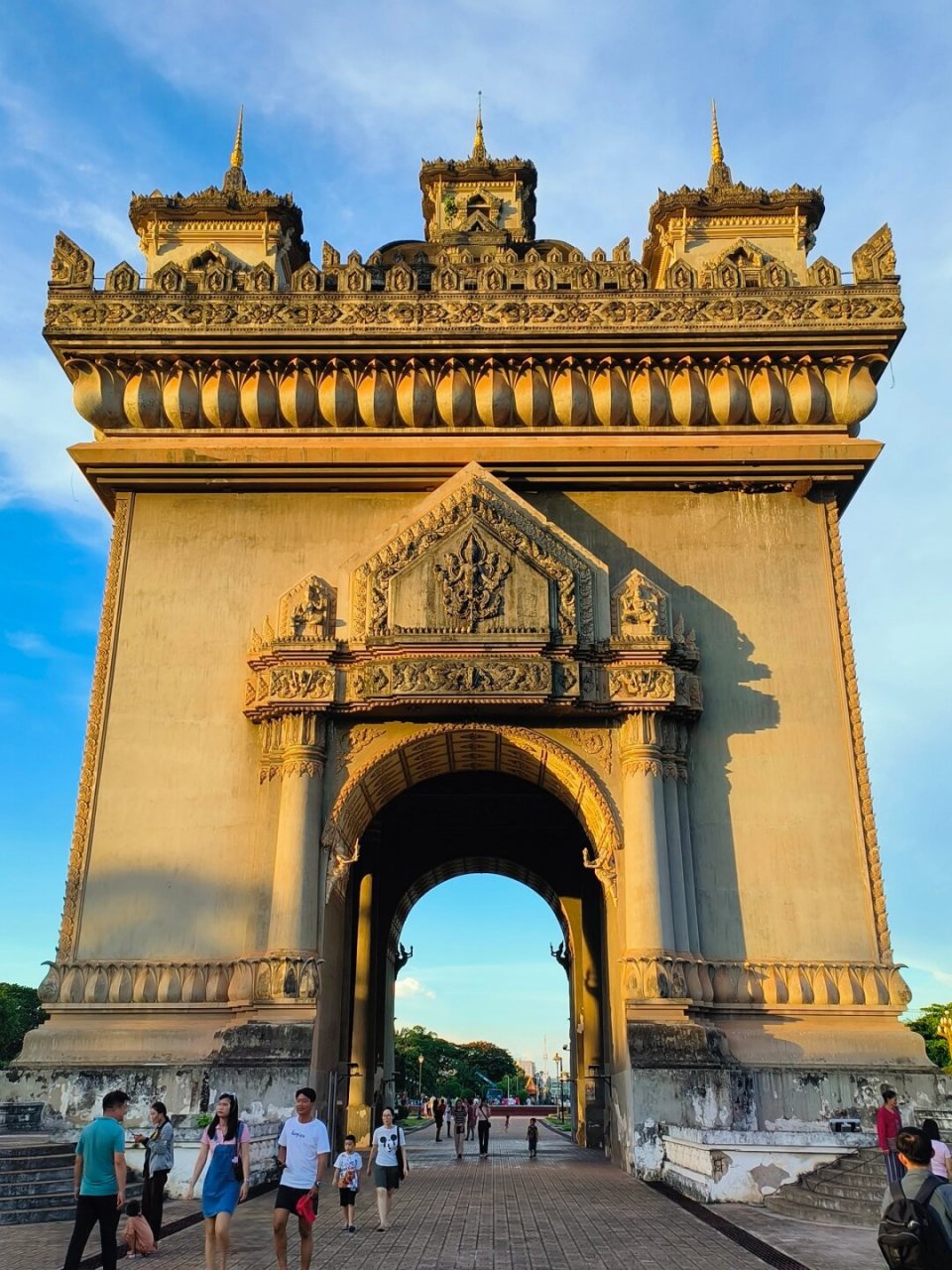 老挝首都万象vientiane  老挝的心脏——万象(vientiane)  她,也被