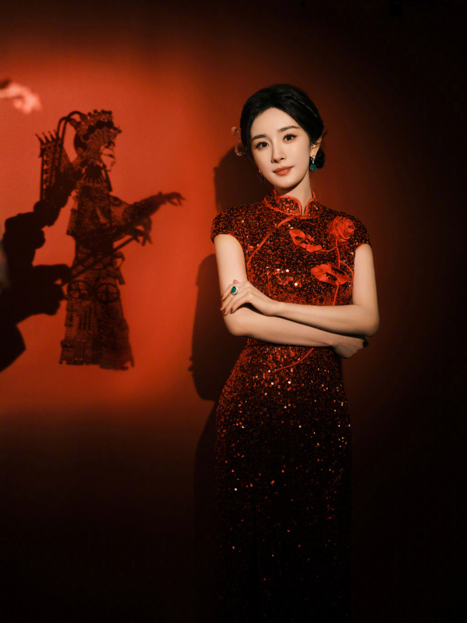 杨幂的这款拜年穿搭特别有喜庆感,展现出杨幂华丽高贵的一面,这款造型