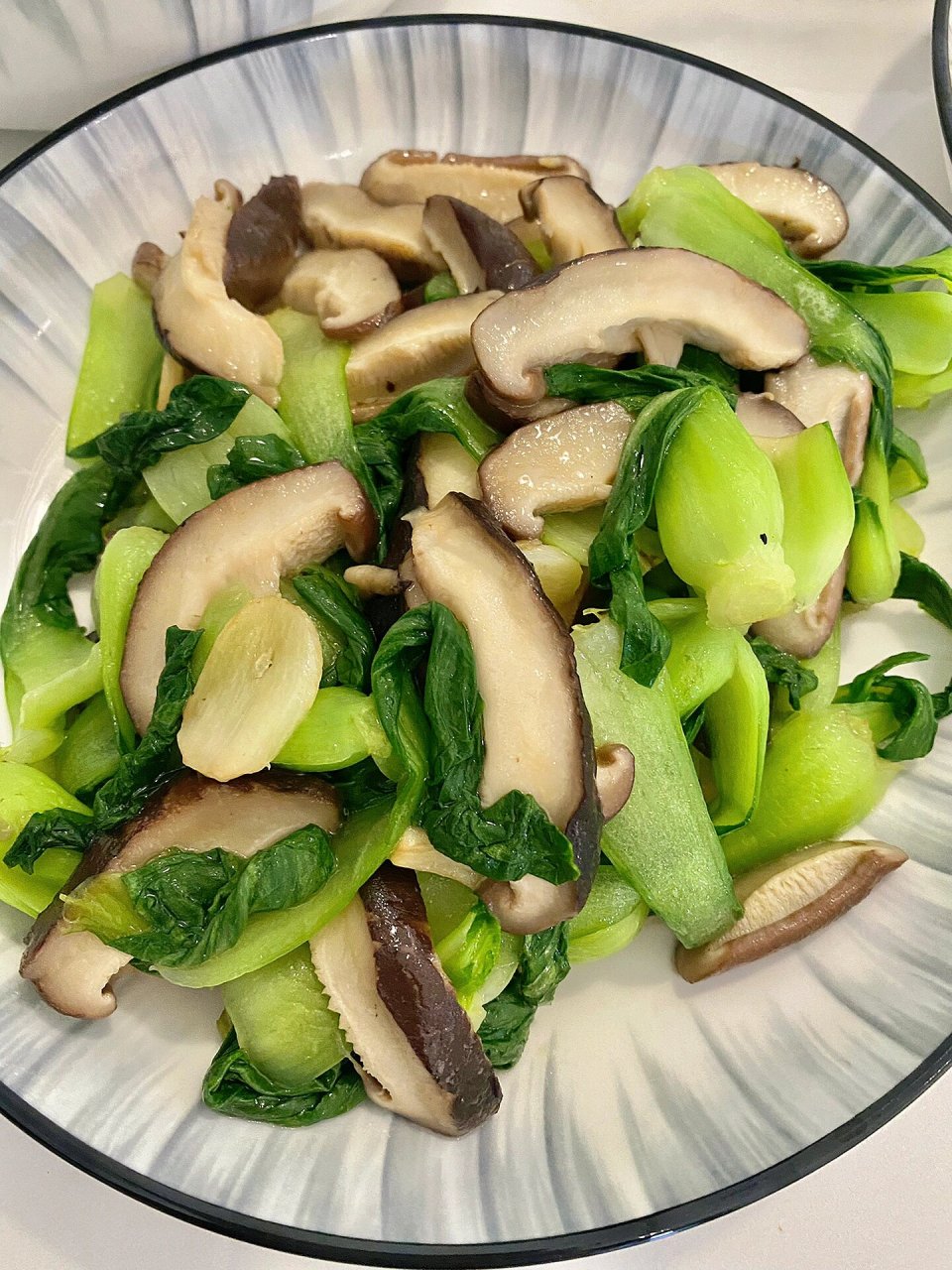 今晚的晚餐,我准备了香菇炒上海青,豆腐皮炒木耳和豆角干炒肉  还有一