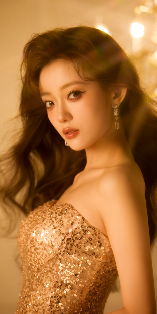 罗予彤壁纸精选:金色抹胸,闪耀明艳 #罗予彤