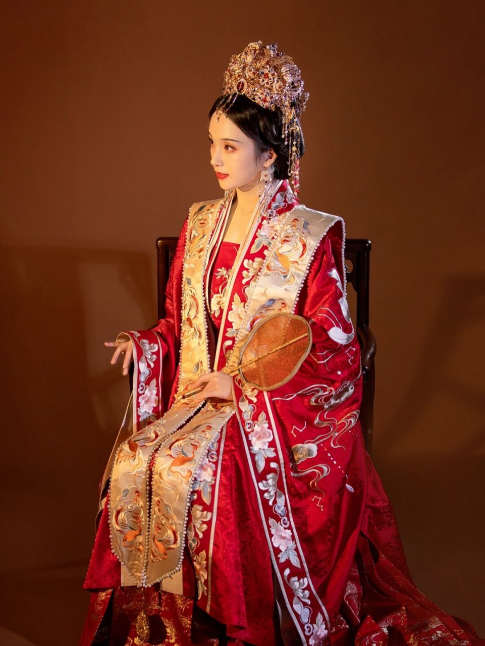 宋制婚服造型  这套婚服以柔和的色调为主,淡雅而又不失庄重,完美诠释