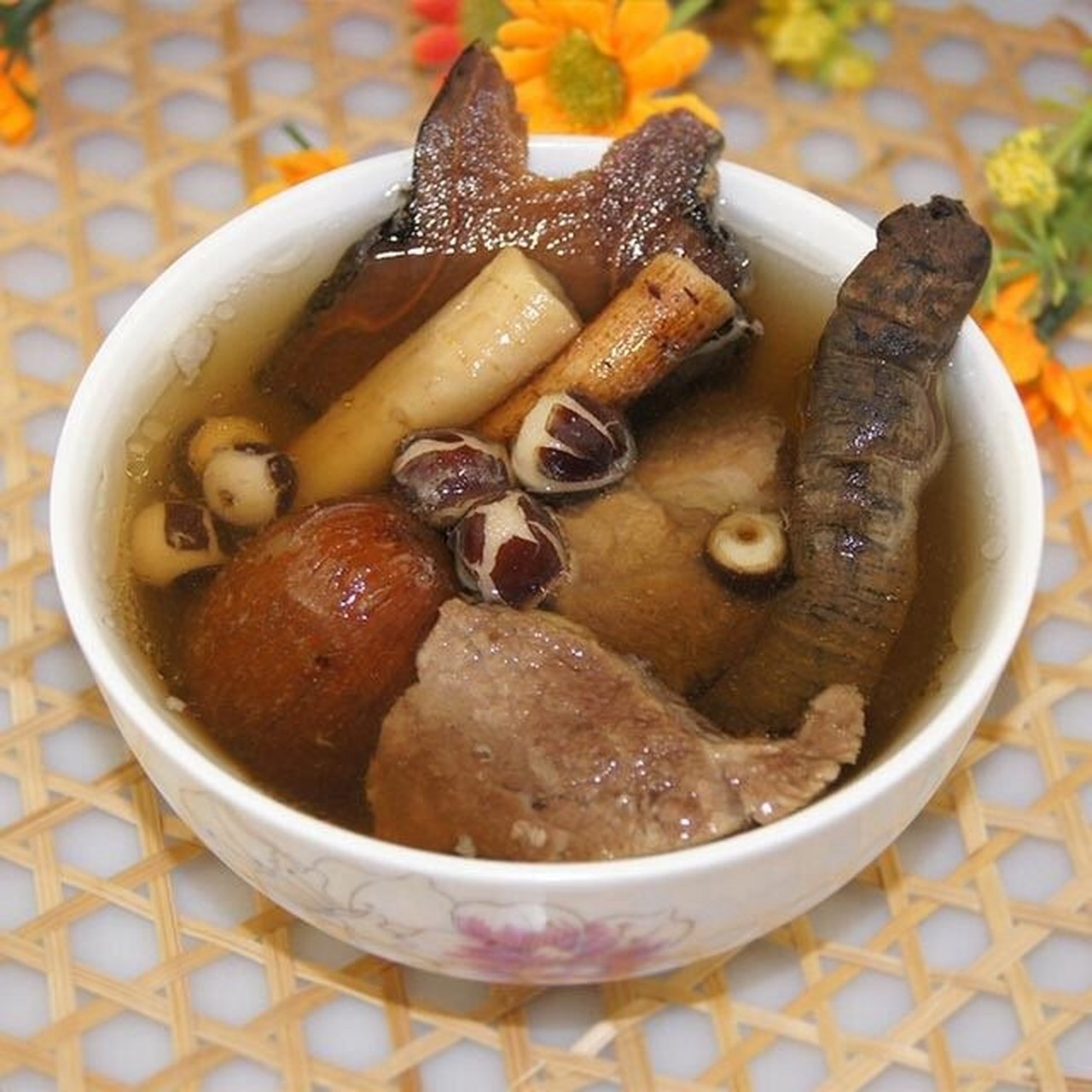 十大煲汤食材药材之一牛大力  牛大力是特色野生煲汤料之一,与黑豆