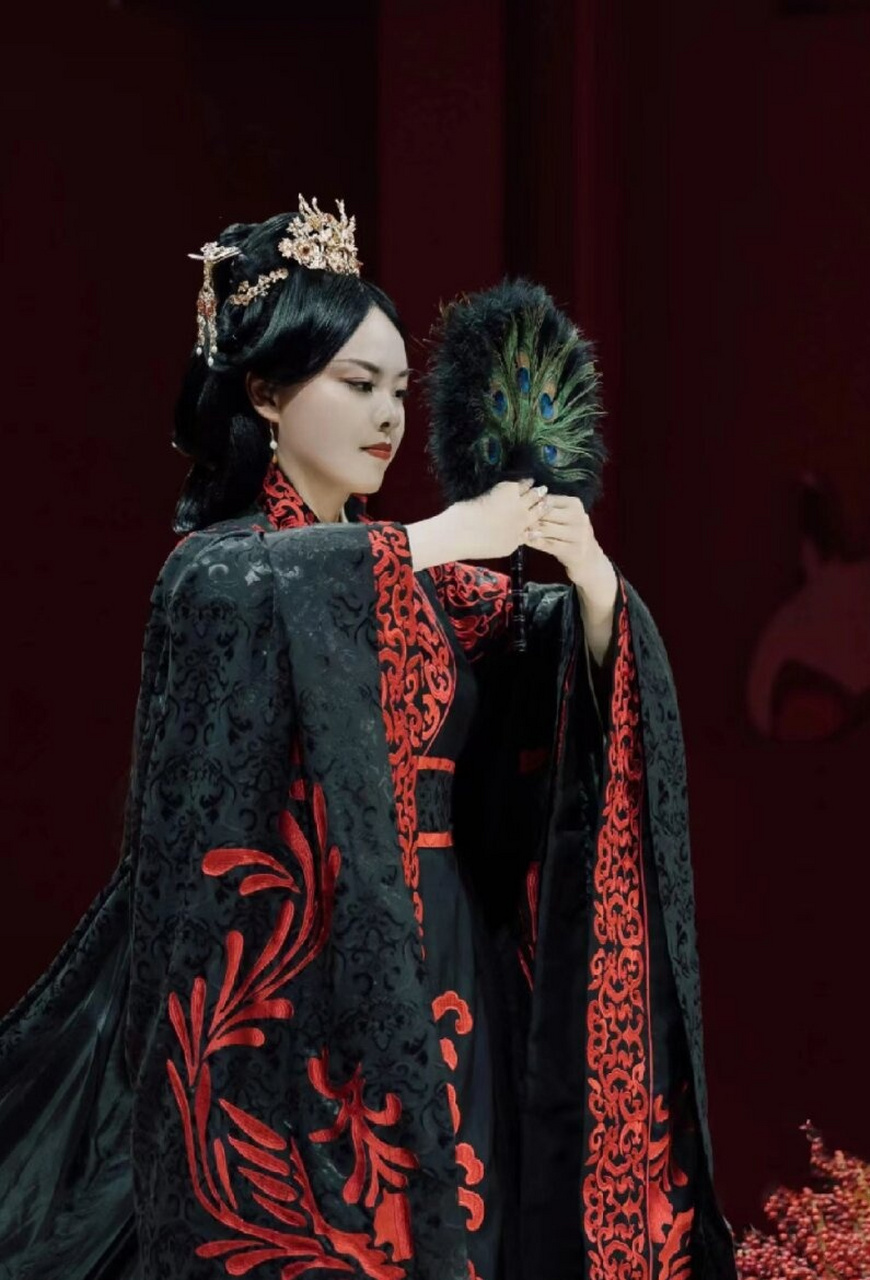 周制汉服,出片效果很霸气  90汉婚,是一种充满历史底蕴和文化韵味的