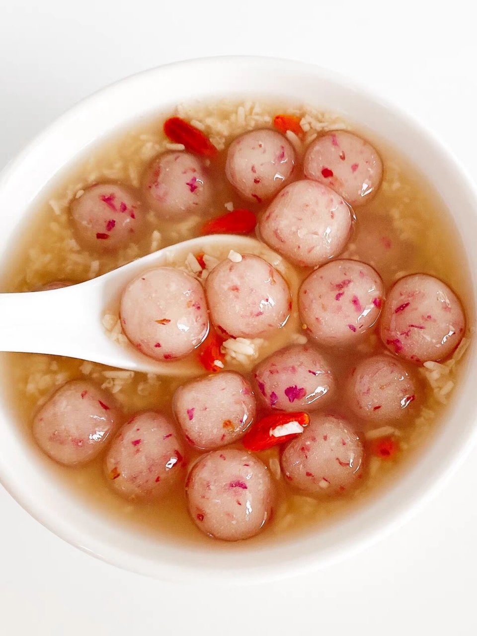 细砂糖10g,开水80g,酒酿3 勺,枸杞,红糖适量 做法: 1木薯粉 玫瑰花瓣