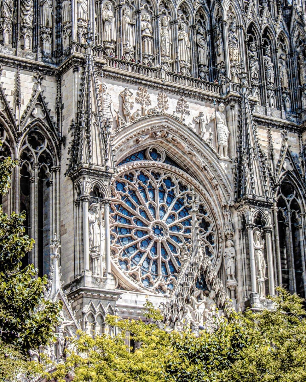 玫瑰花窗,作为哥特式建筑的一大特色,尤其在中世纪教堂的正门上方的大