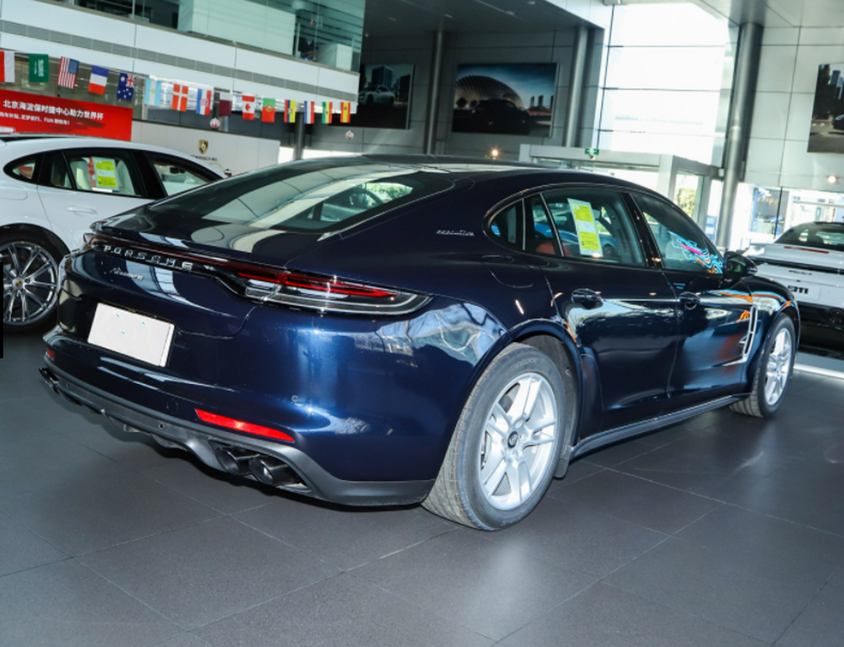 2023款保时捷帕拉梅拉panamera行政加长版2.