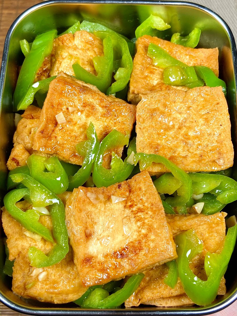 今天来整个青椒焖豆腐吃吃吧! 豆腐外焦里嫩,香香辣辣的真的绝了!