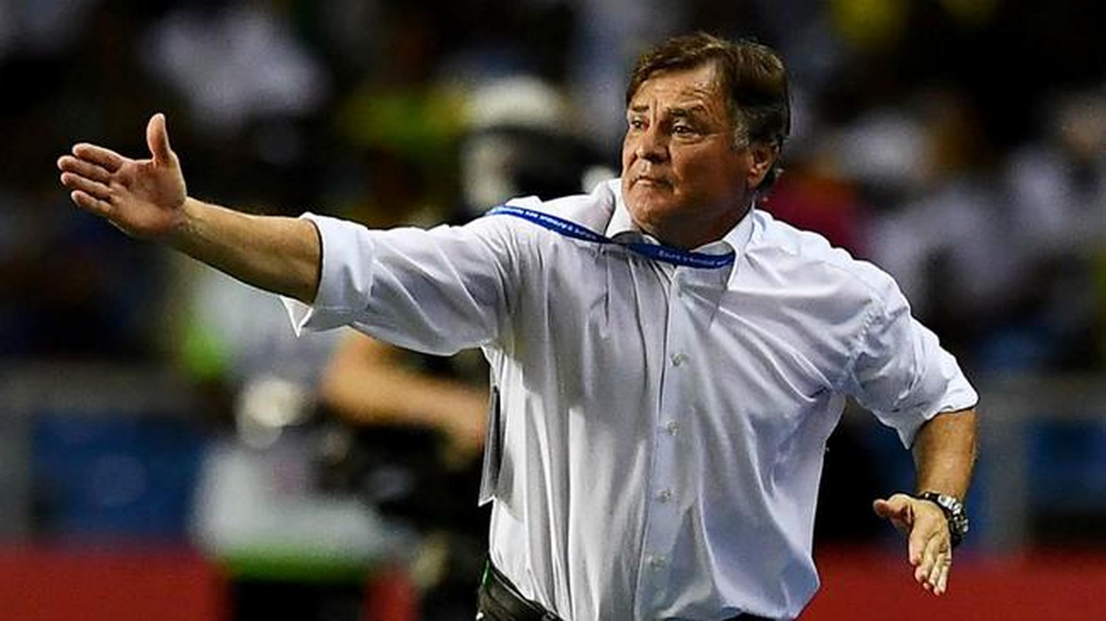 中国男足在2012年以0胜8负的成绩惨败于巴西队,导致卡马乔失去续约