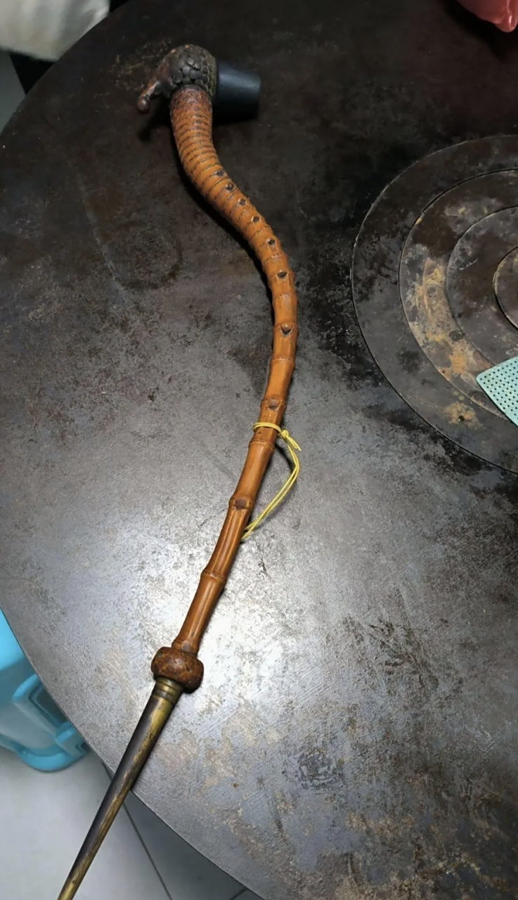 这个烟杆是祖传下来的,大概有三百年历史了,想问问