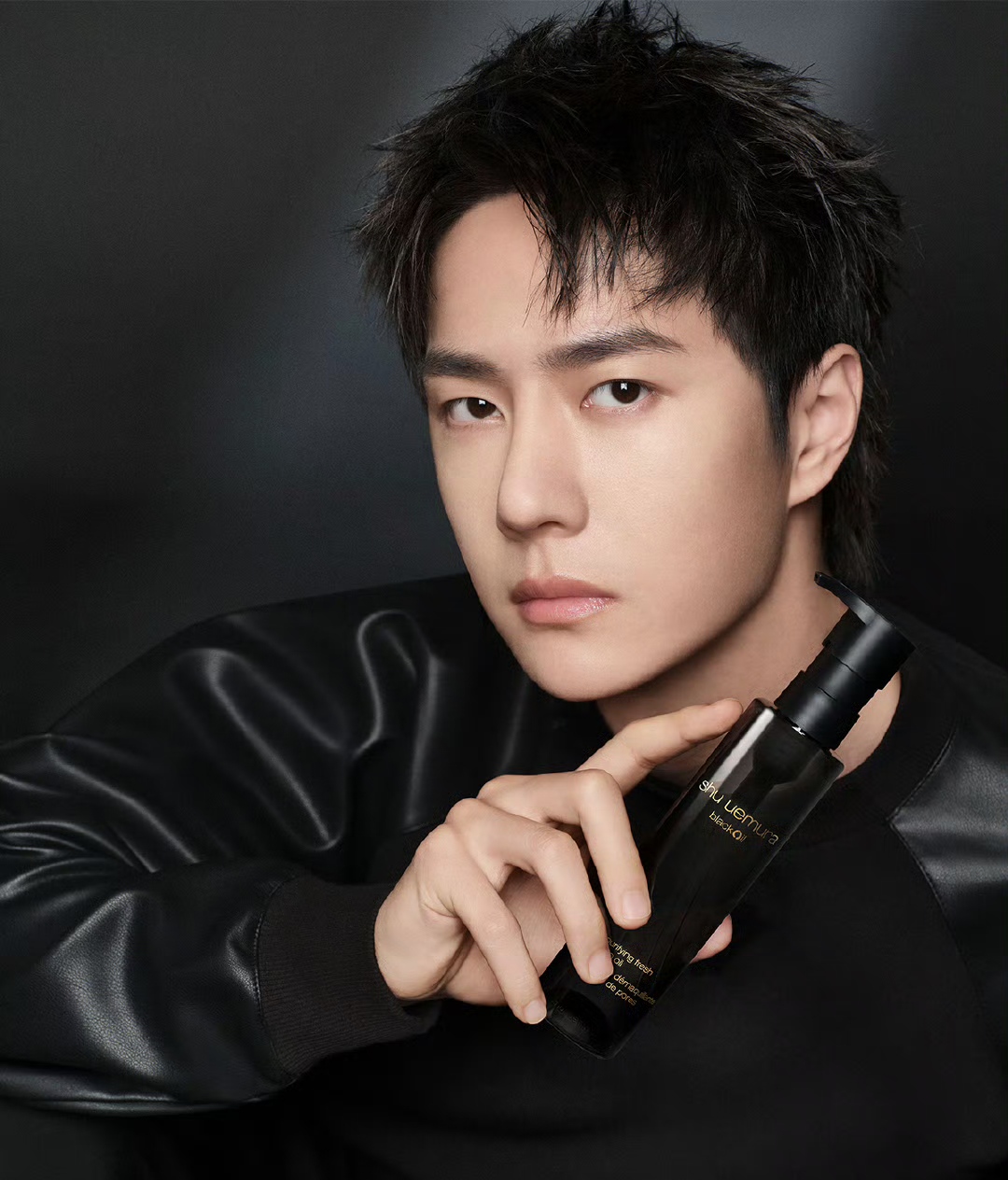 王一博甩衣回眸,瞬间冲上热搜,无惧风波,送来福利