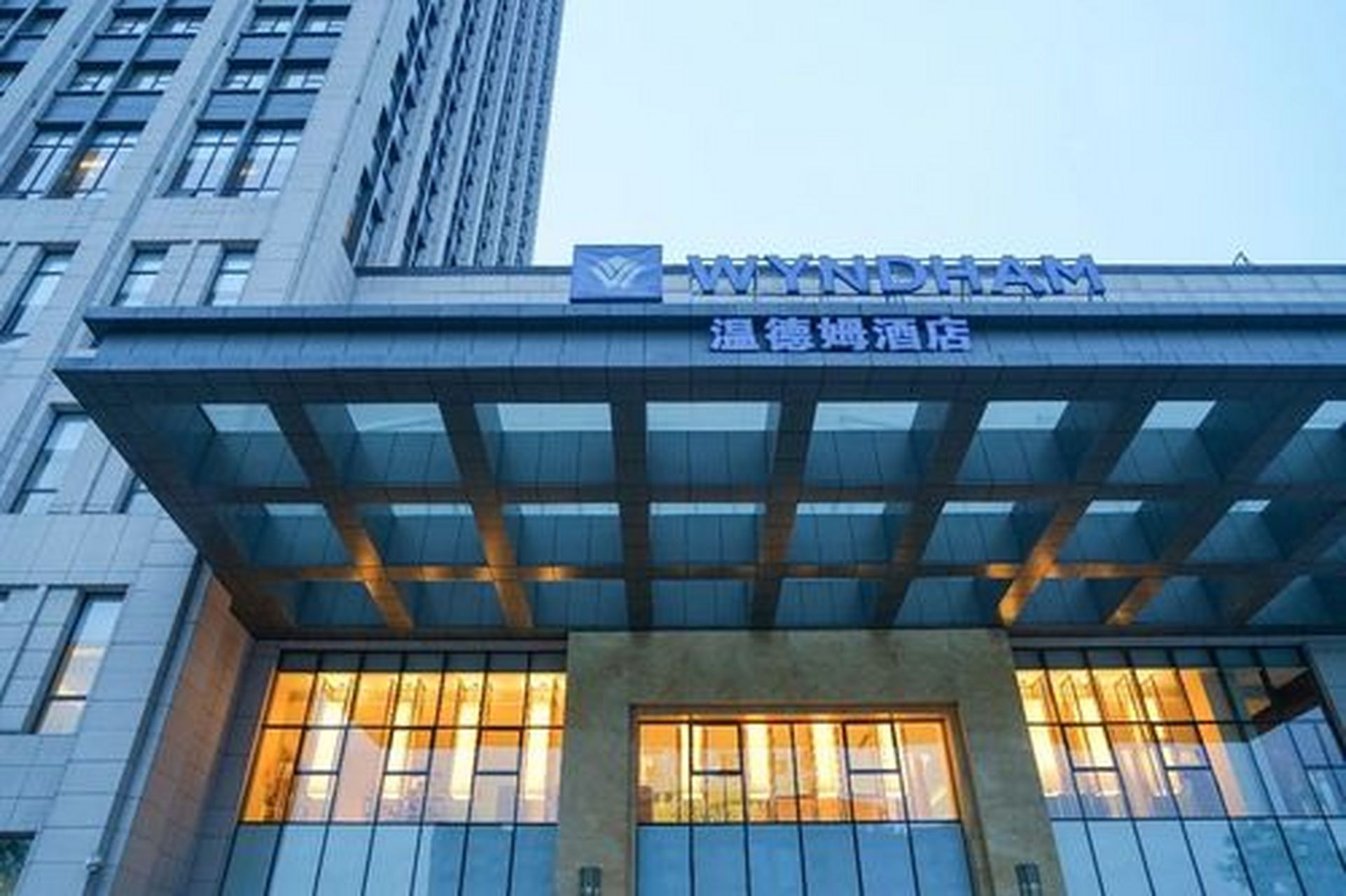 荆州南国温德姆酒店周边基础设施齐全,高档小区林立环绕,距离荆州