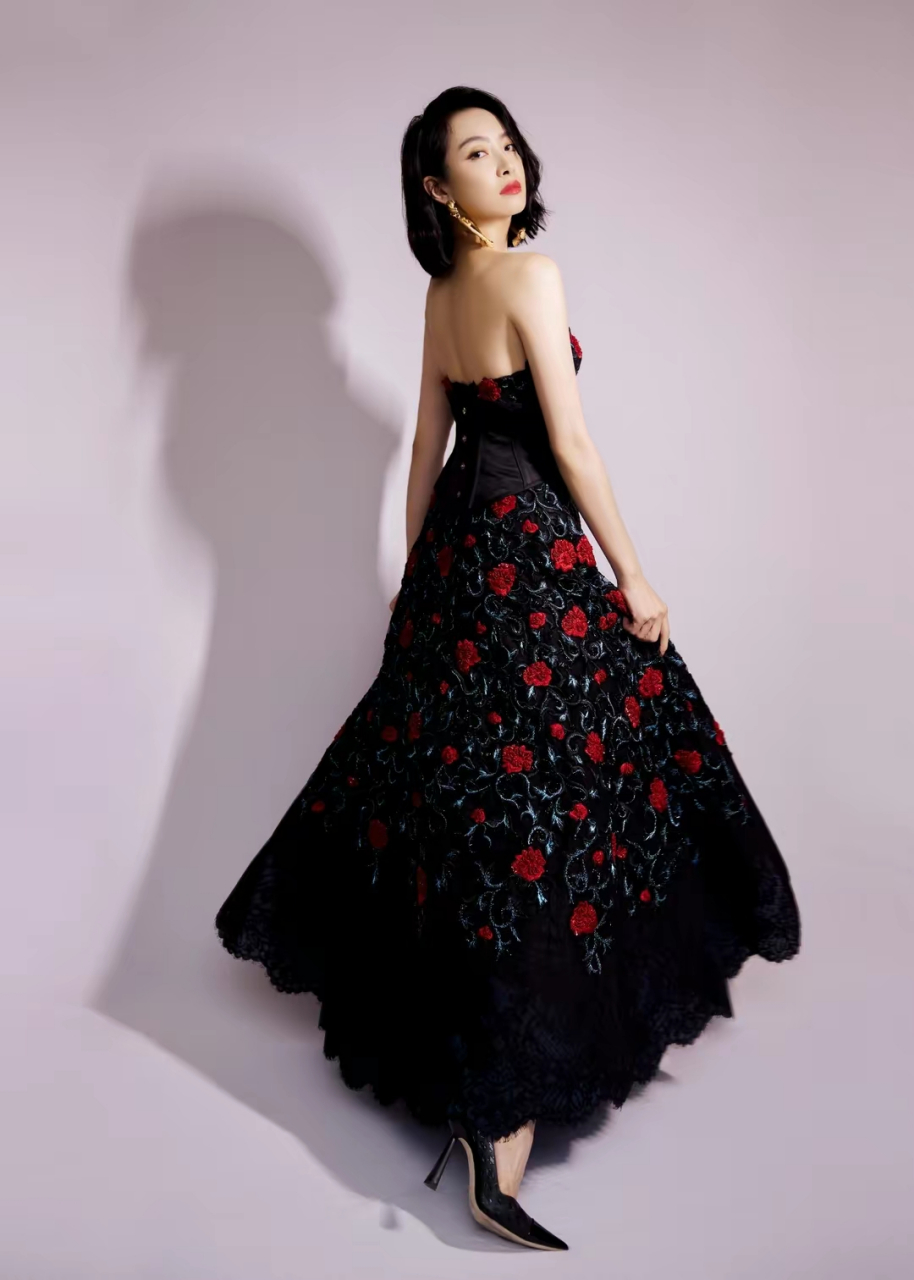 宋茜着黑色抹胸印花大摆裙,气质优雅,锁骨肩颈美如画, 风情万种韵悠长