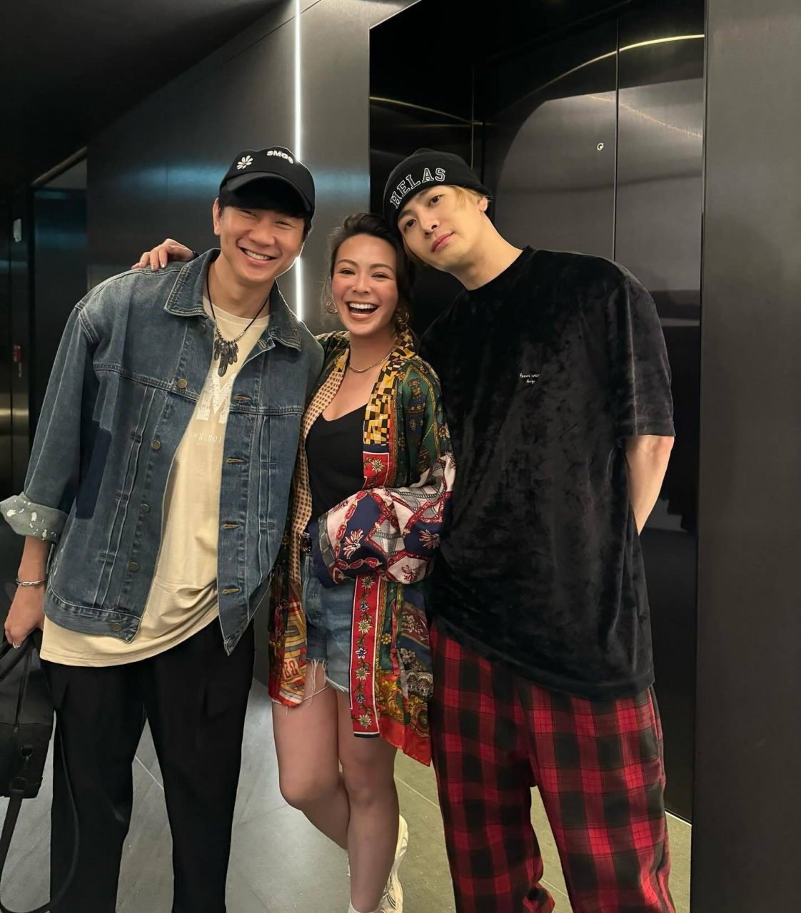 林俊杰王嘉尔元宵节嘟嘴卖萌合照,看来两位关系十分不错啊,期待他们