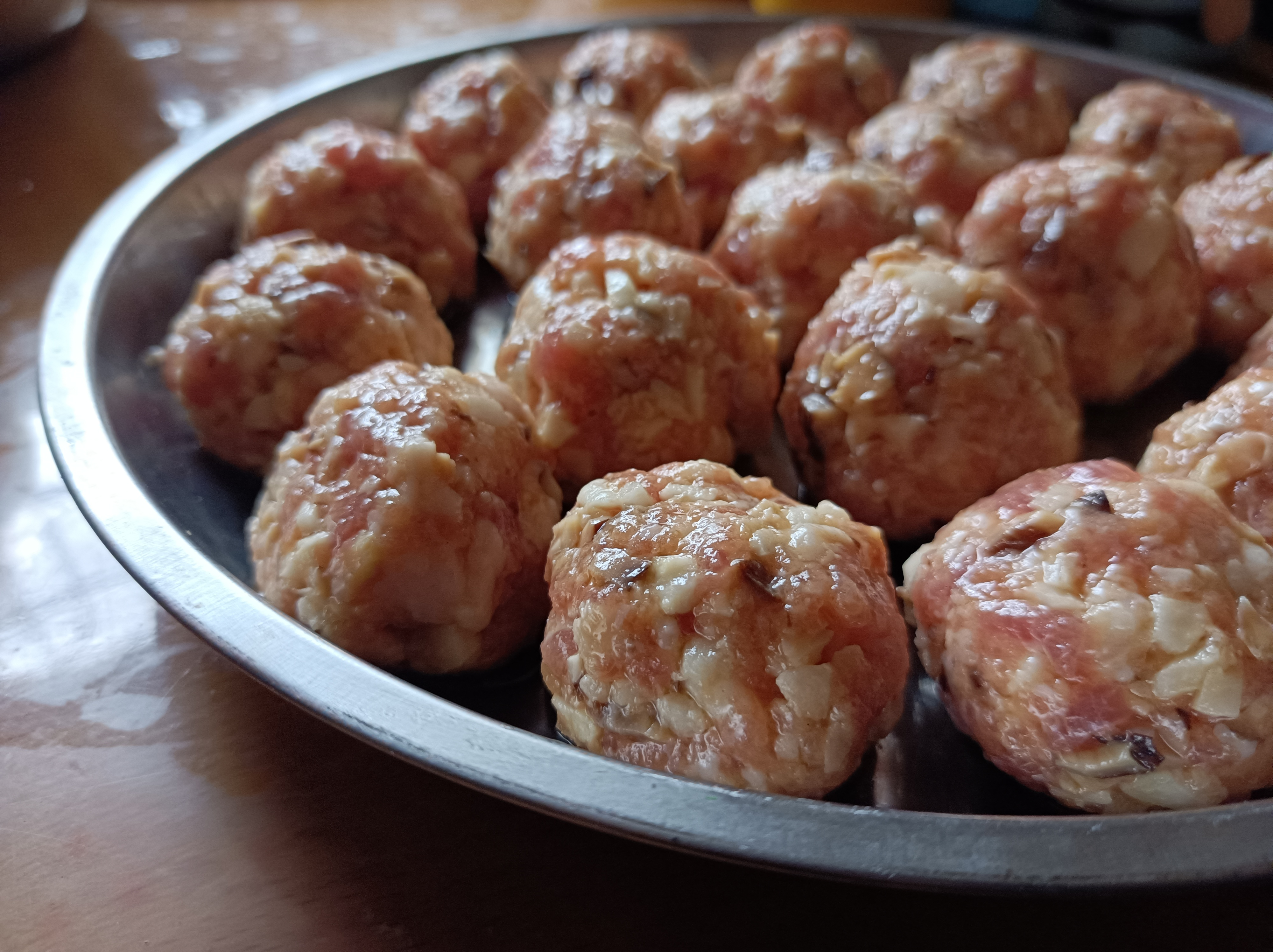 元宵节,母亲在家做手打肉丸.#元宵节# #祥龙贺岁闹元宵