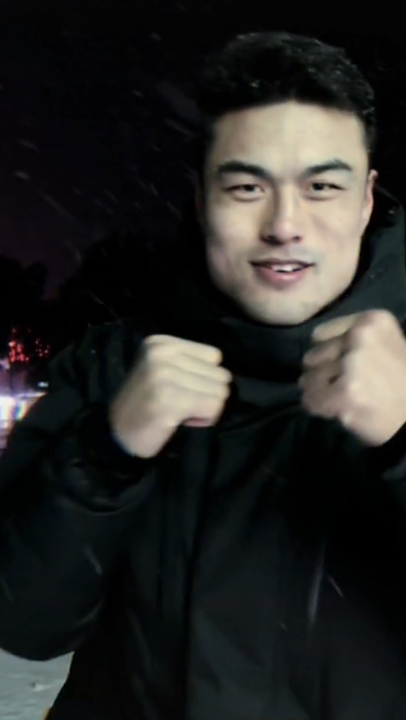 ufc轻重量级中国选手下山虎张明扬在打空击太壮了