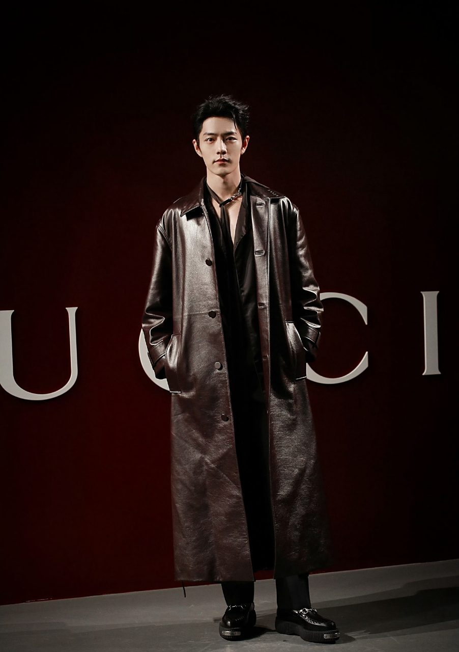 肖战身着一抹浓郁酒红皮衣,携潮流风尚亮相gucci 2024秋冬秀场,修身