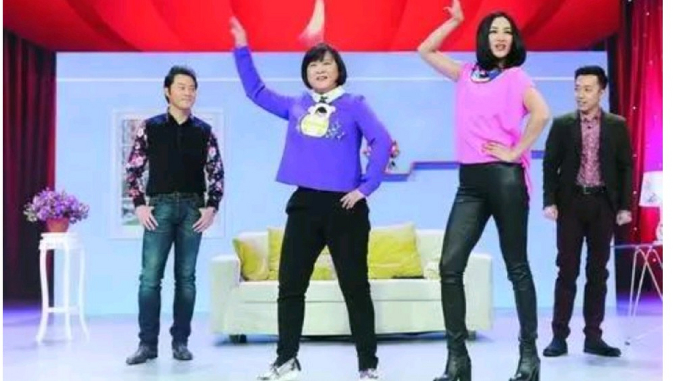 贾玲曾在春晚上表演过一个叫《女神和女汉子》的小品,她演女汉子,瞿颖
