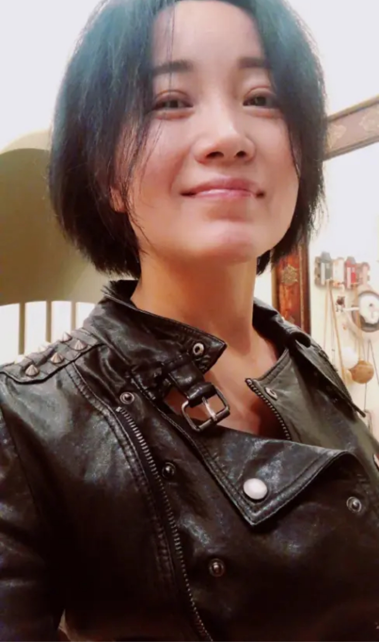 斯琴格日乐,蒙古族人,是一位具有独特魅力的歌手.