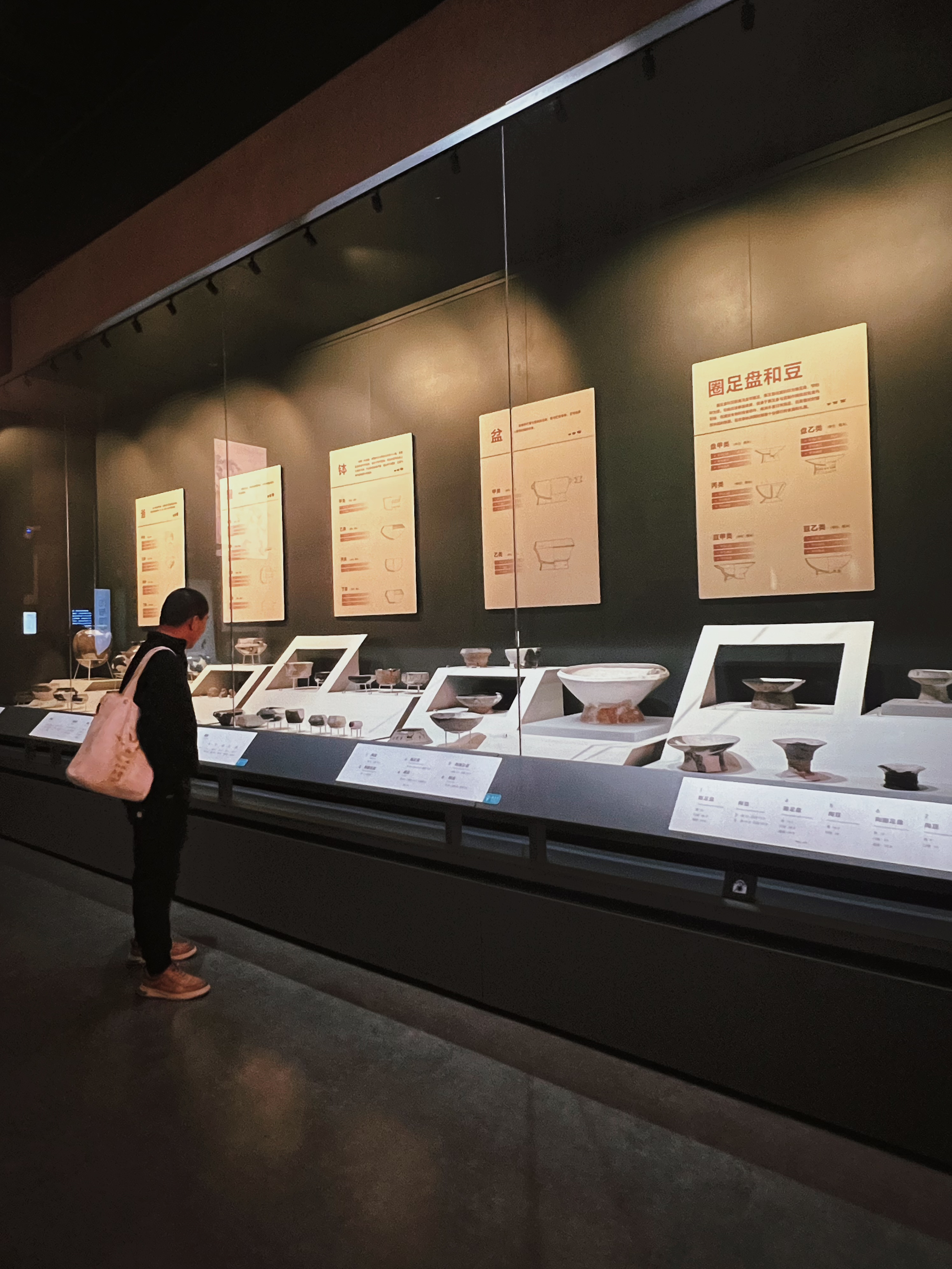 桥博物馆是一座综合反映跨湖桥遗址考古发掘和研究成果的专题类博物馆