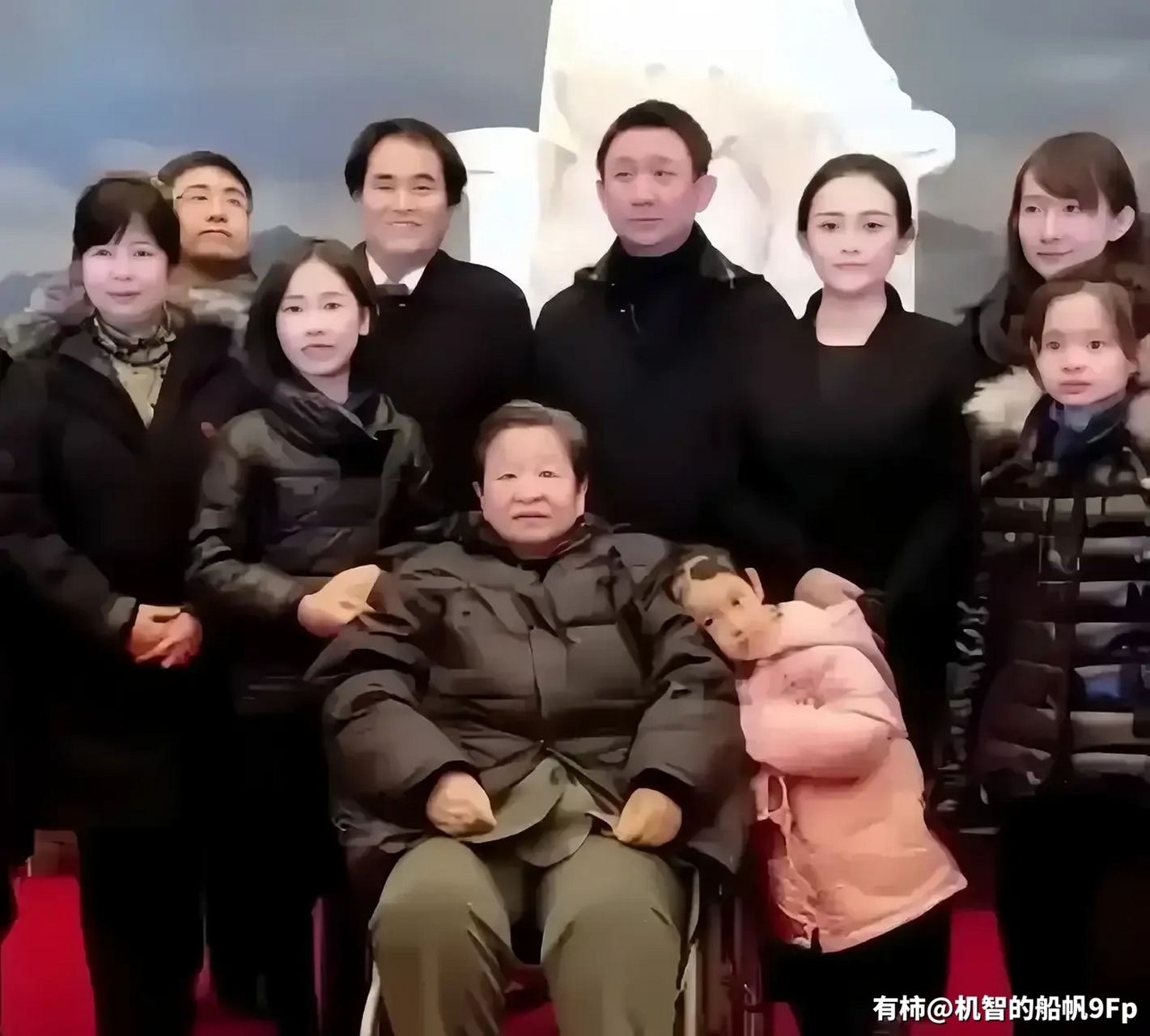 李讷和她的儿子王效芝,儿媳王伟以及两个外孙女的幸福合影,难得一见.