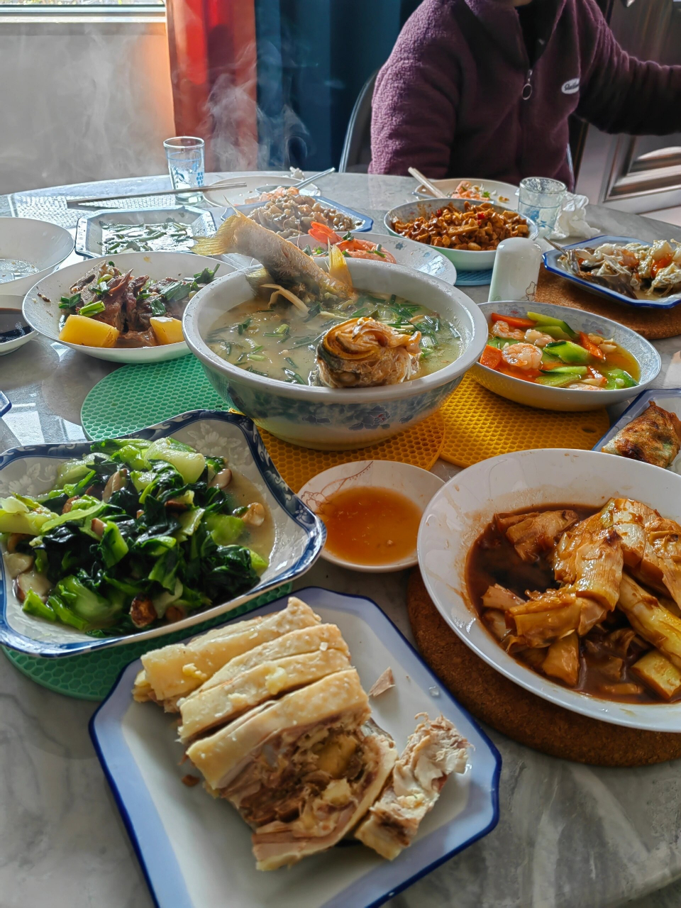 去亲戚家吃饭,一桌子剩菜