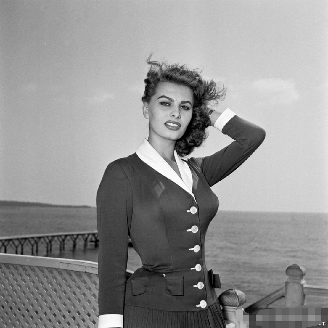 老照片# 第一张图片中的索菲亚·罗兰在丈夫的衬托下身材显得很复大