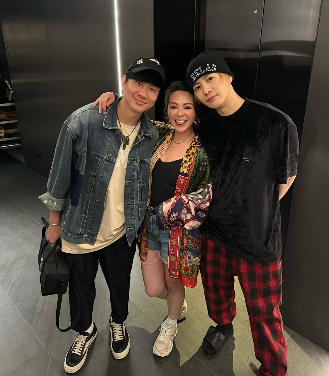 林俊杰王嘉尔元宵节嘟嘴卖萌合照,看来两位关系十分不错啊,期待他们