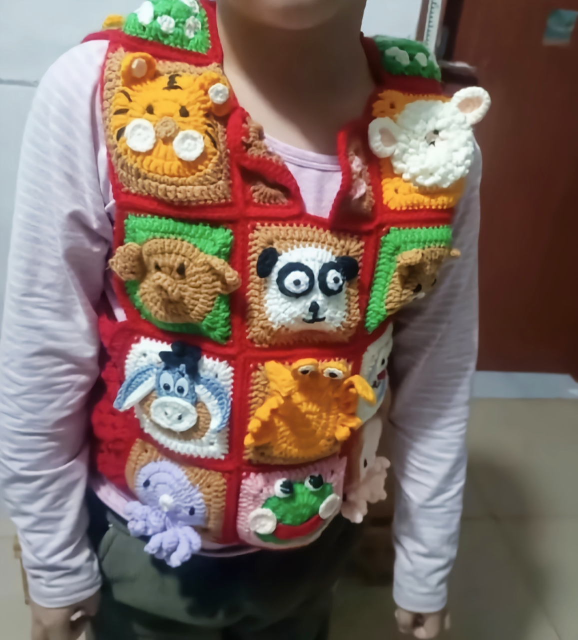 孩子他奶奶纯手工编织的毛衣,上面的小动物图案居然还是立体的,绝对的