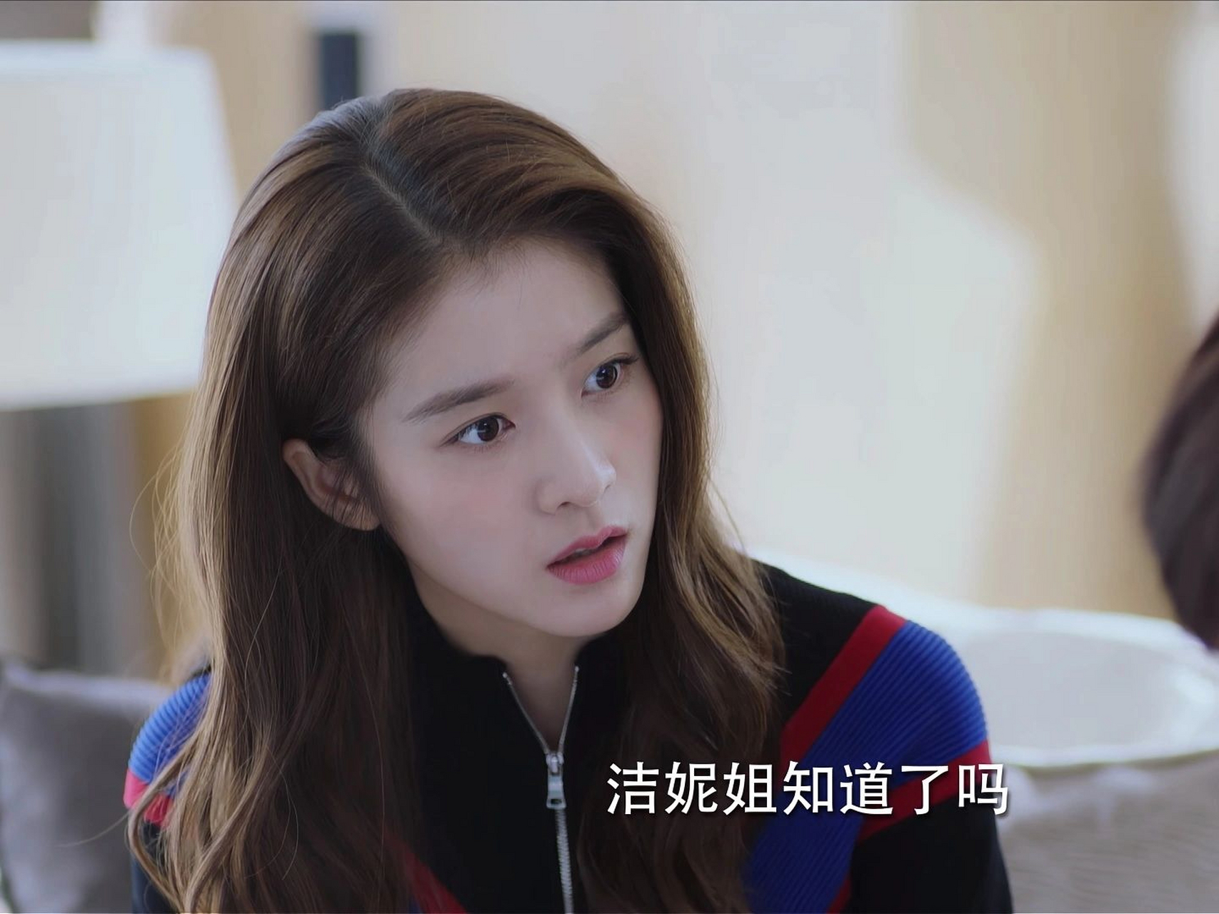 张雪迎在《泡沫之夏》中的魅力无人能挡,颜值与衣品双双在线!