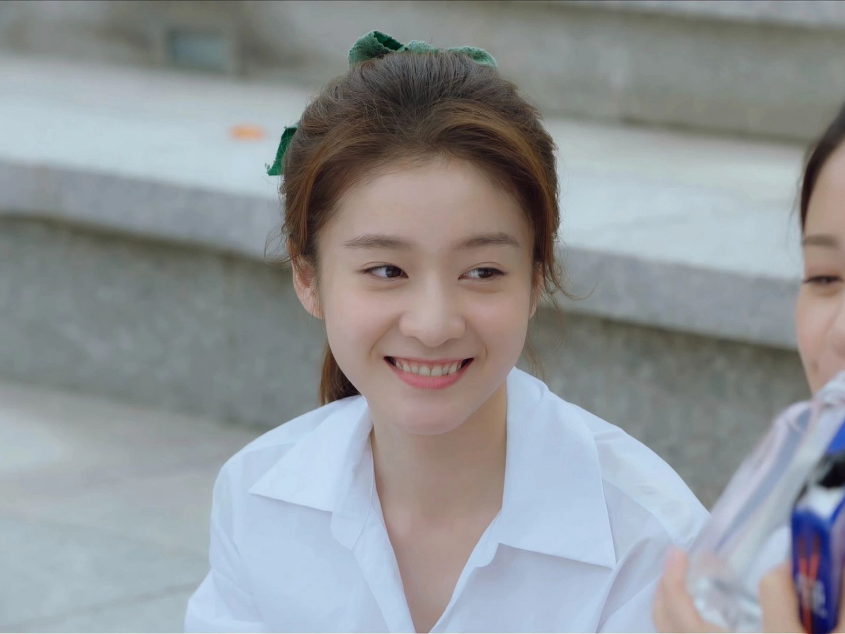 张雪迎在《泡沫之夏》中的魅力无人能挡,颜值与衣品双双在线!