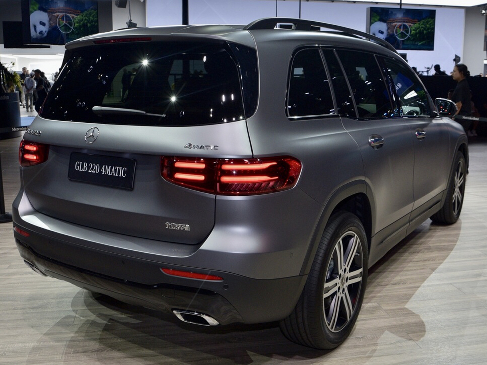 新款奔驰glb,内饰和外观靓照实拍图,哑光灰车身神秘大气,内部布局豪华