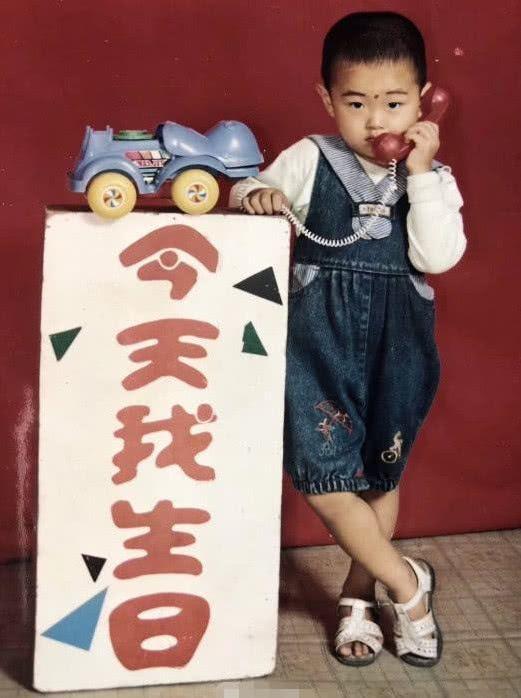 狮子座的王彦霖,小时候非常调皮,不喜欢读书,一拿起课本就脑仁儿疼