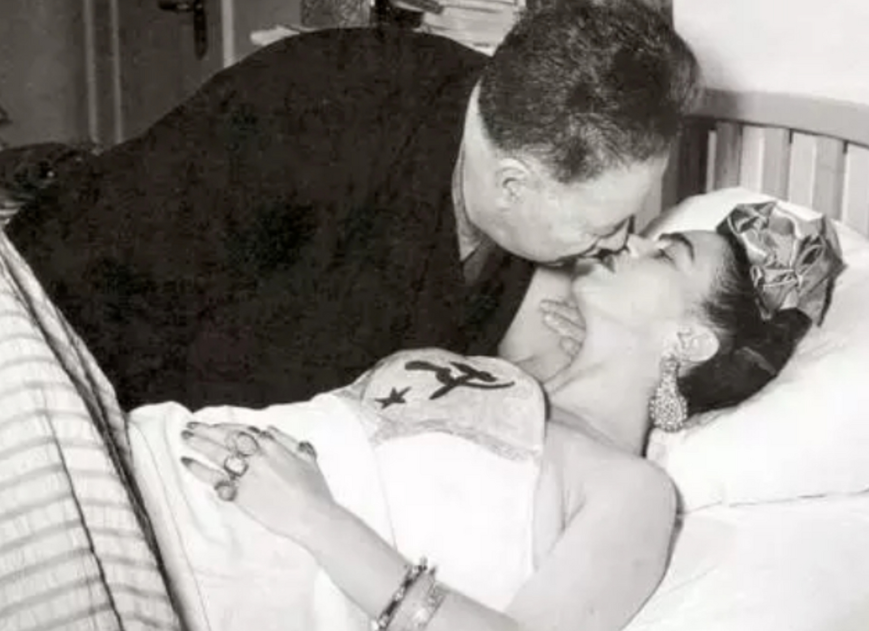 弗里达·卡罗,坚韧的墨西哥女艺术家,面对丈夫的背叛和病痛的折磨,她