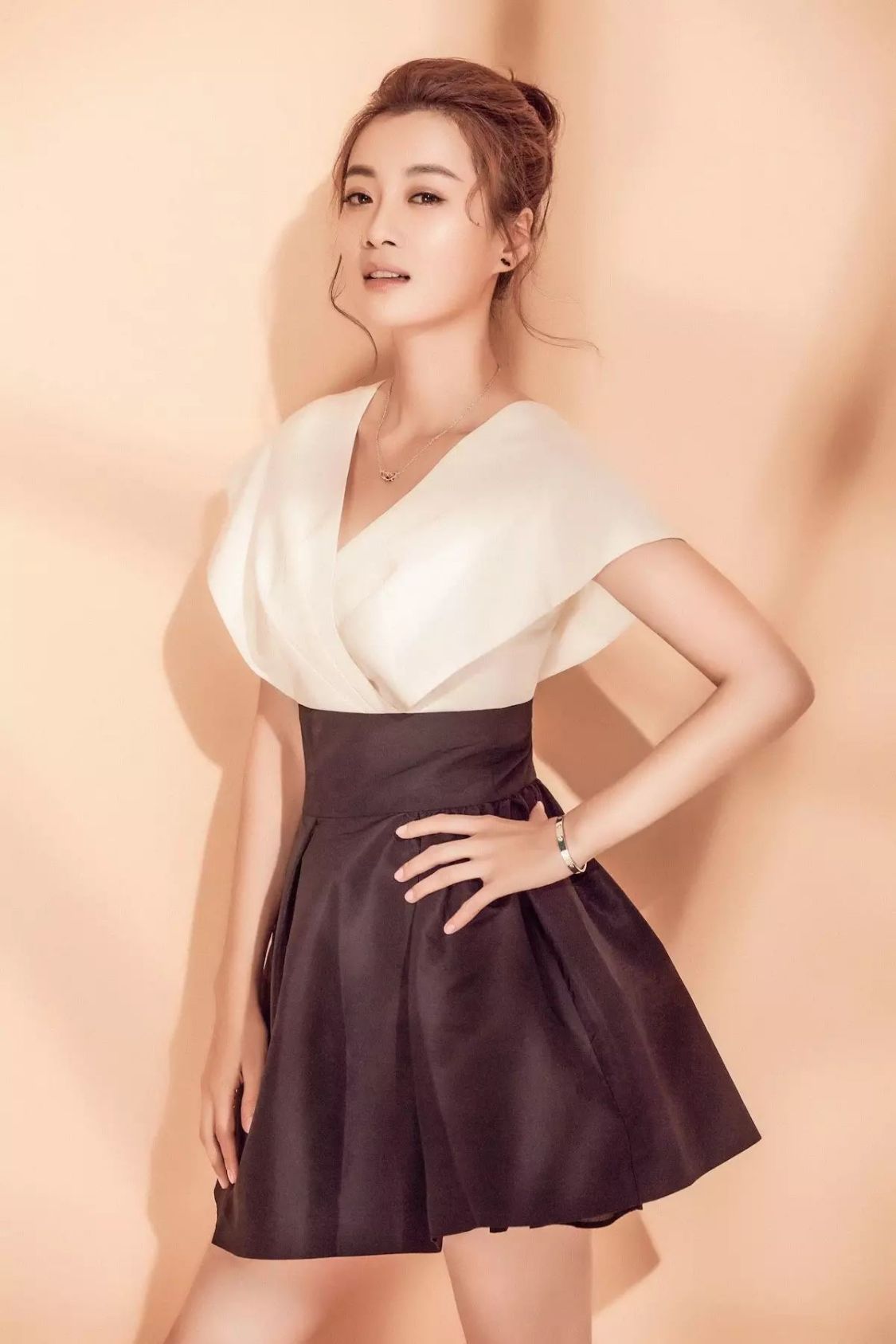 徐梵溪:出道多年不火,男友花上亿娶李小冉,她不吵不闹低调成全