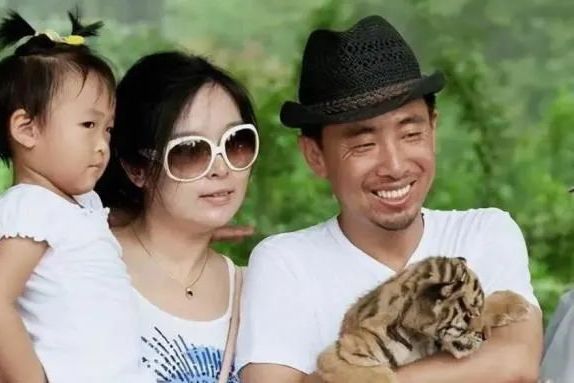 他通过网恋认识妻子谢莉,虽然长相平平,但两人感情稳定.