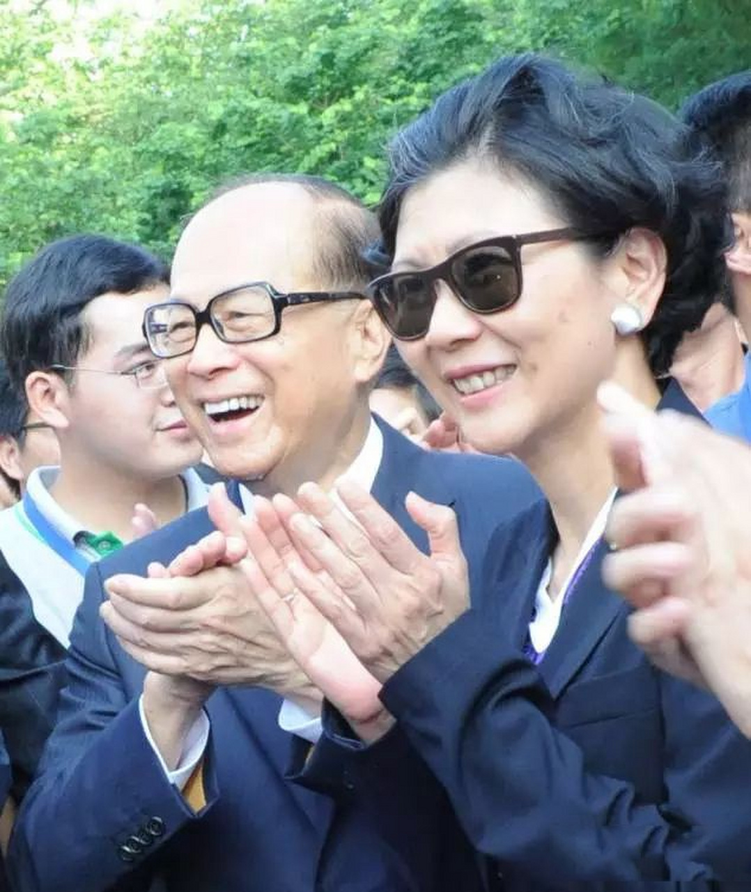 周凯旋因与李嘉诚合作而成为香港富豪榜第35名,身家高达23亿美元.