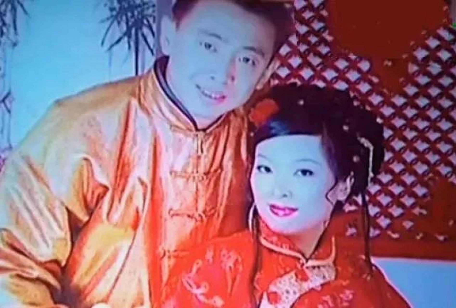 他通过网恋认识妻子谢莉,虽然长相平平,但两人感情稳定.