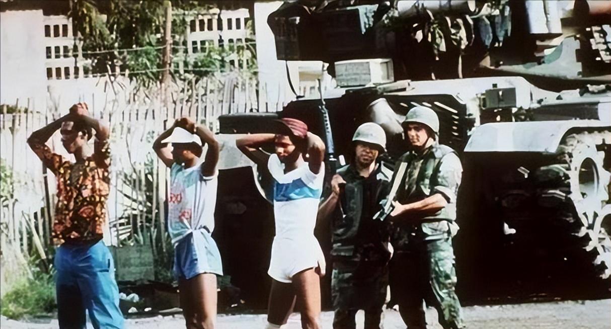 巴拿马人民的工矿业和农业收入也被美国人所掠夺,这种不公平的局面