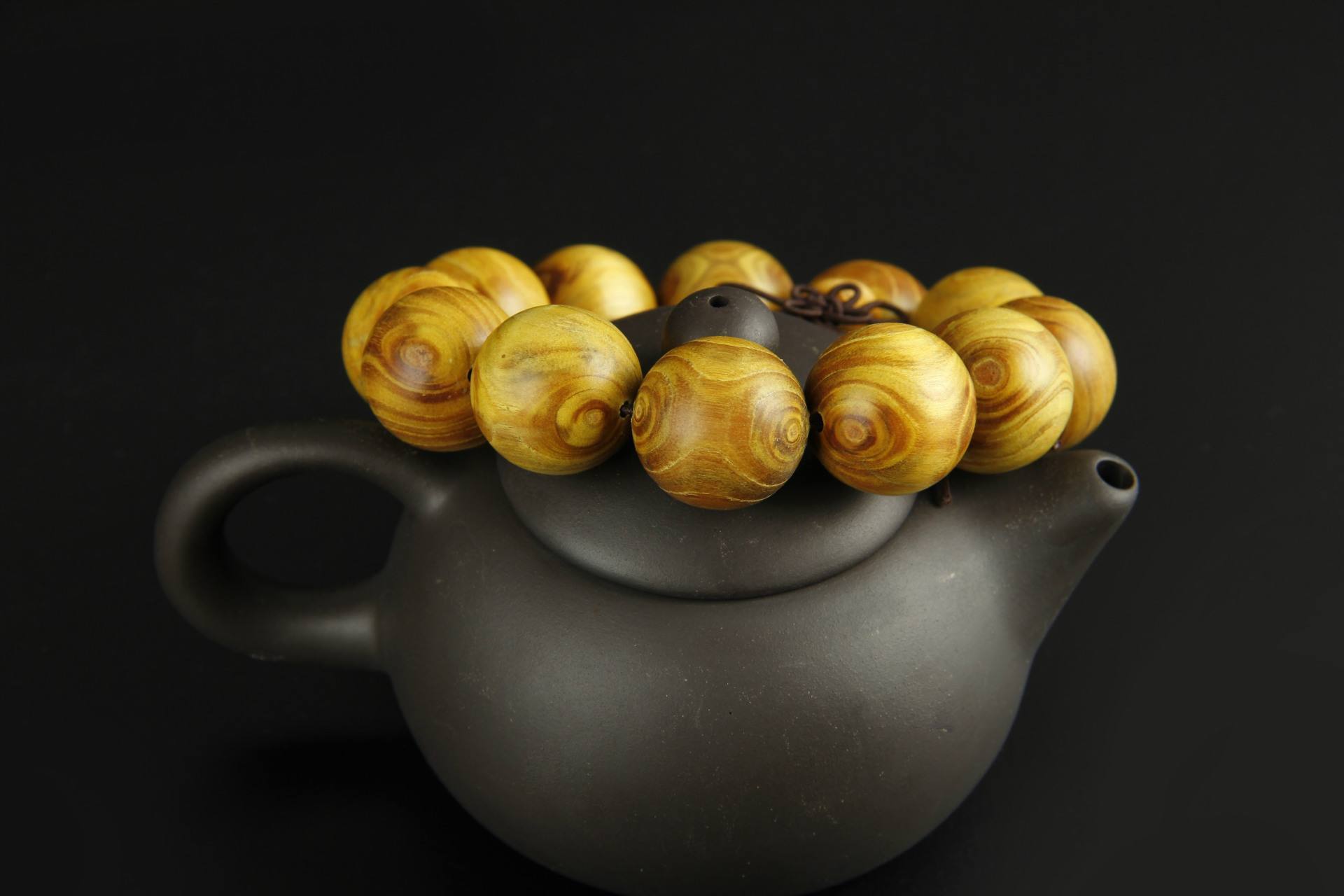 黄杨木手串以其独特质感和光泽备受青睐,正确的盘玩和保养方法可使