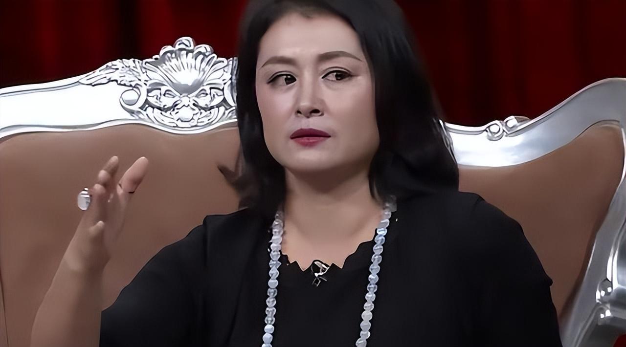 "谢大脚"去世一年,遗产归属起争执,丈夫在葬礼点赞美女视频