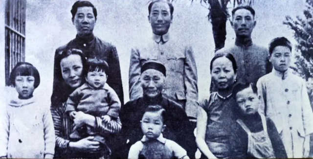 戴笠死后独子被枪决,40多年后孙辈才聚首,有人出国有人开拖拉机