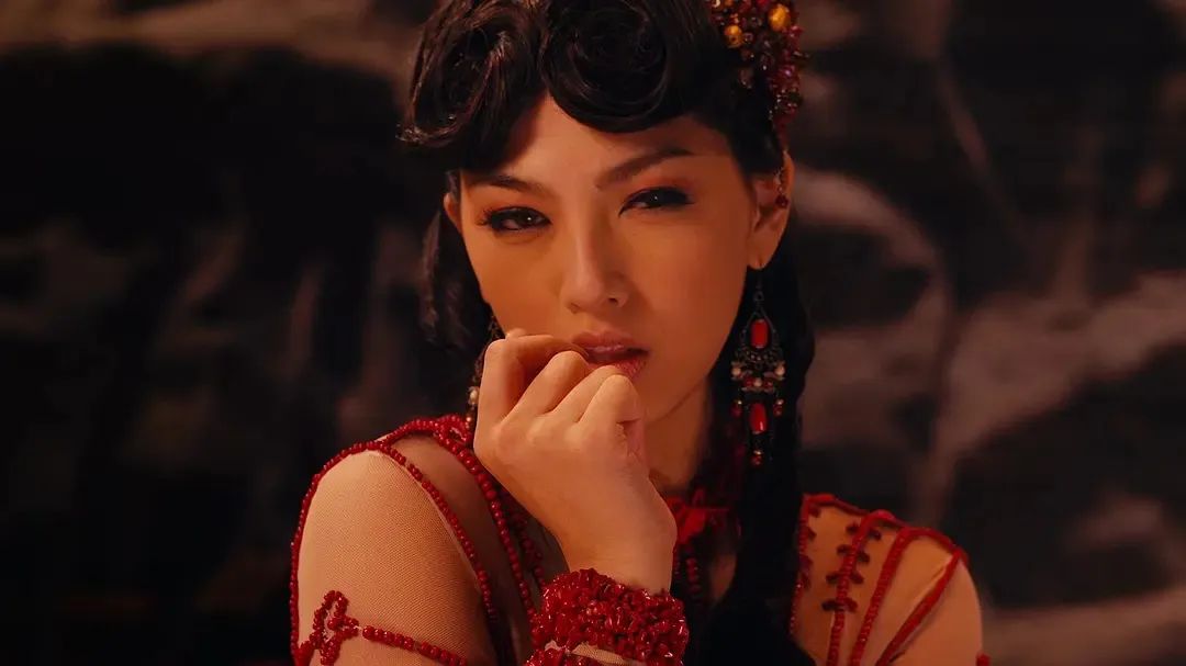 这时又从画中走出一位美女,众人皆目瞪口呆的看着,宁王继续炫耀说,这