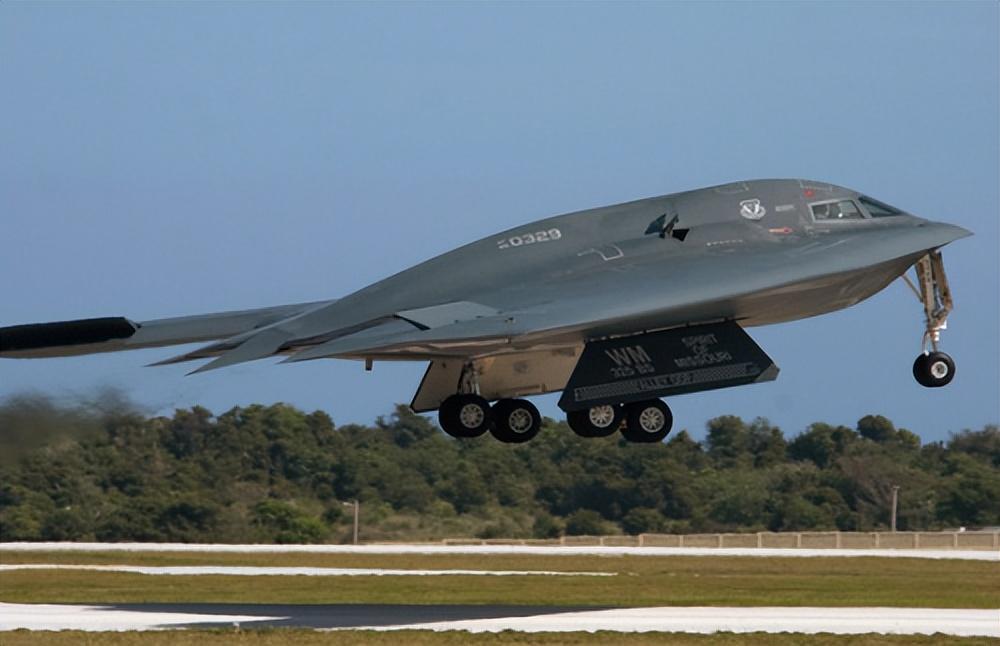 b2轰炸机奔袭55000公里除了性能强更可怕的是全球的军事基地