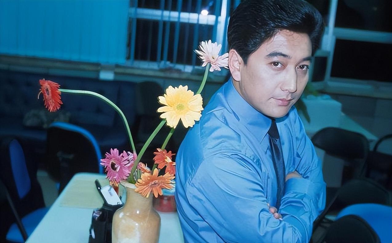 水均益在加拿大与富婆合影,发福大肚腩抢镜,女方身材火辣颜值高