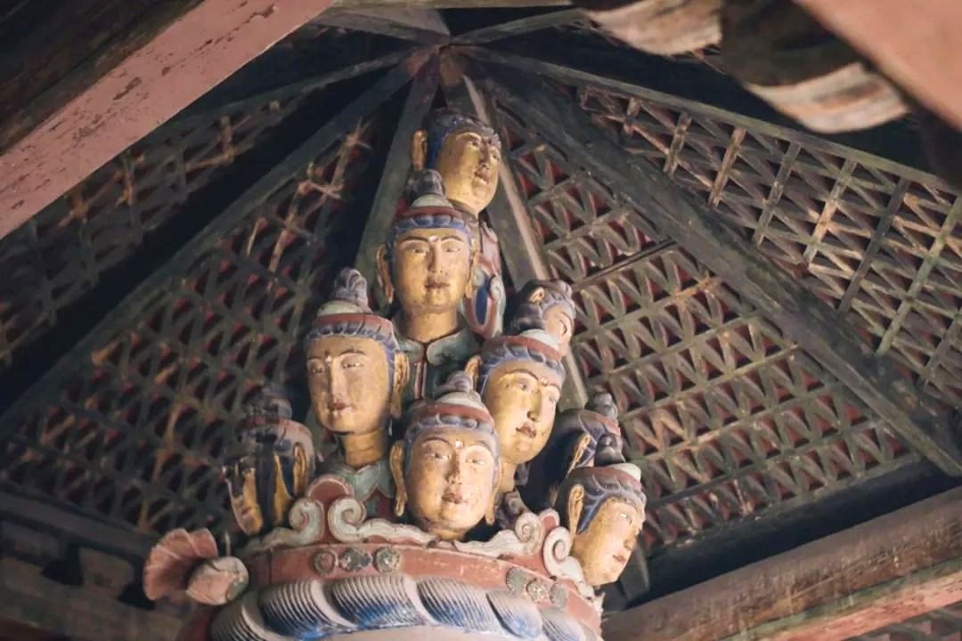 现存最早的木构藻井,是蓟县独乐寺观音阁上的藻井,建于984年,为方形