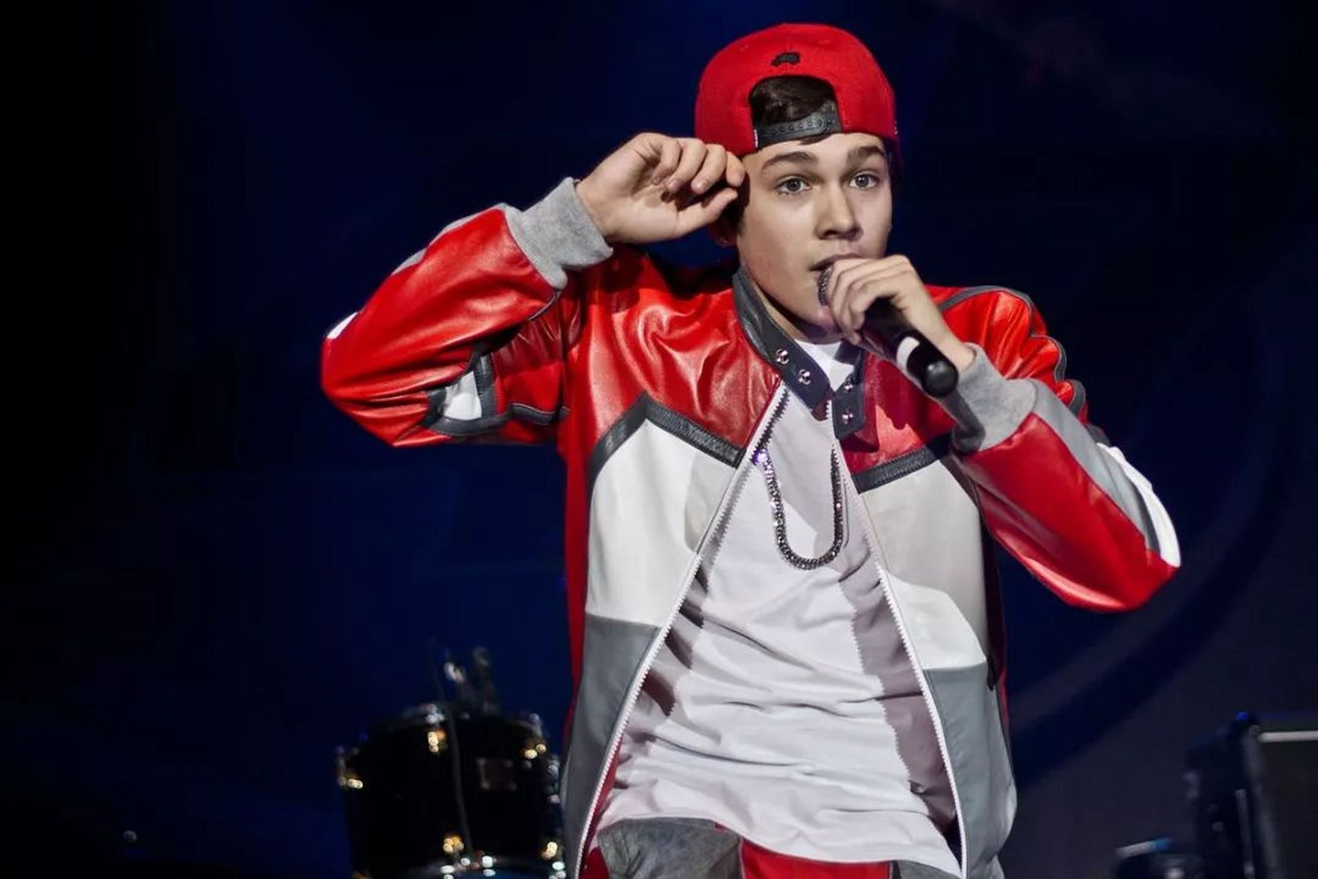 austin mahone,一个出生于1996年4月4日的年轻音乐人,如今已经快28岁
