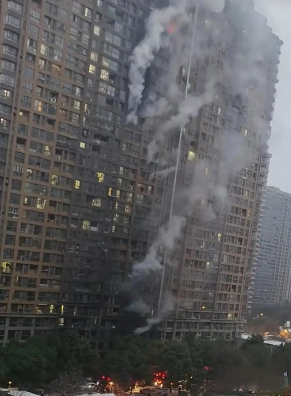 救援各种车辆及时赶到,但还是造成了15死亡,44人受伤的重大火灾事故