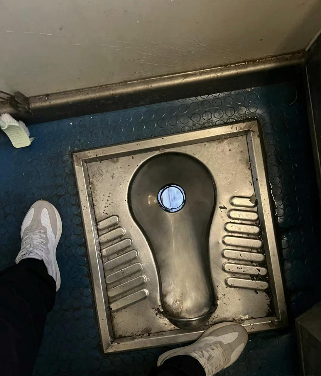 第一次坐火车,厕所里这么小的孔,大号都不敢上,害怕冲不下去,怎么办?