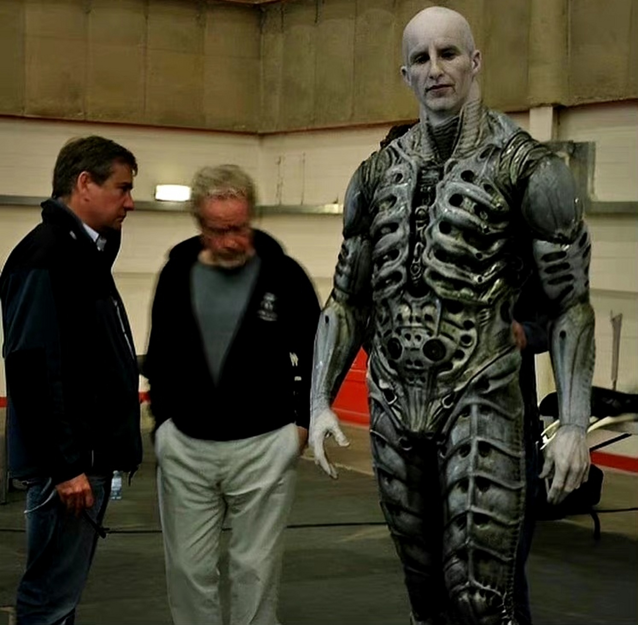 一组科幻电影《普罗米修斯》剧中欣赏,展现了剧中太空工程师的形象,其