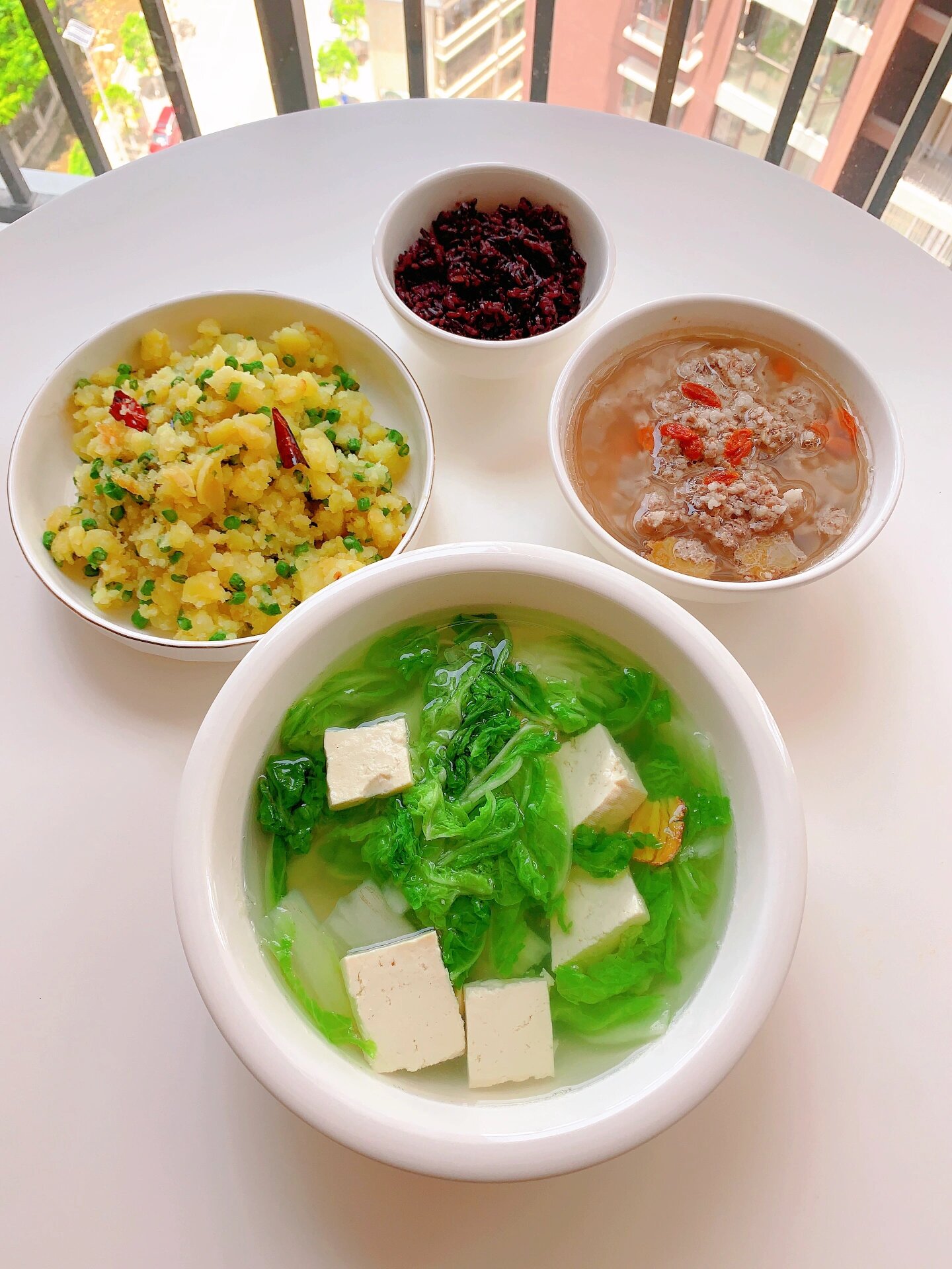 今天的晚餐有白菜豆腐汤炖瘦肉和老奶洋芋